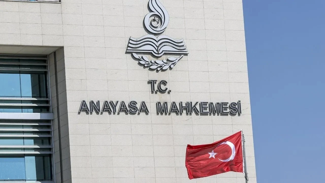 AYM 3 siyasi partinin 'kapanması'na karar verdi