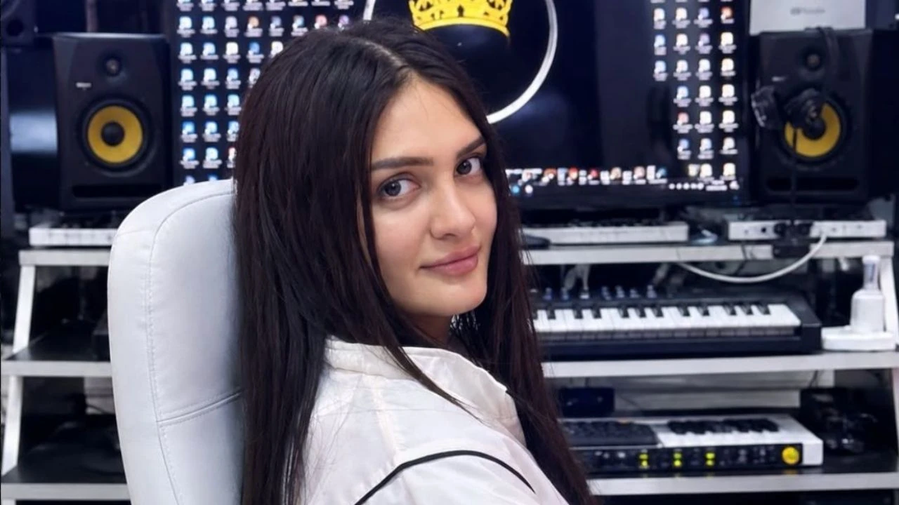 Naz.Alievaa Aynaz Əliyeva yeni MP3 müziğini yayınlamaya hazırlanıyor